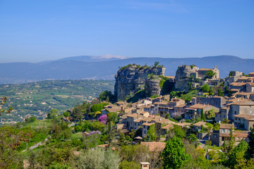 Obraz premium Vue panoramique sur le village de Saignon au printemps. Le Mont Ventoux en arrière-plan. Provence, France.
