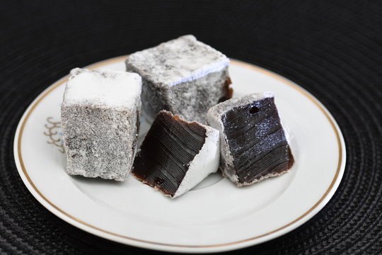  pieces of turkish delight ,brown rahat