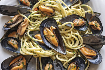 Fototapeta premium pasta spaghetti con le cozze aglio e prezzemolo