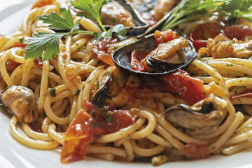 pasta spaghetti con le cozze pomodoro e prezzemolo