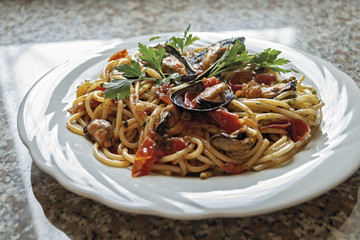 pasta spaghetti con le cozze pomodoro e prezzemolo