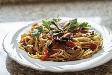 pasta spaghetti con le cozze pomodoro e prezzemolo