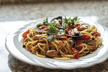 pasta spaghetti con le cozze pomodoro e prezzemolo