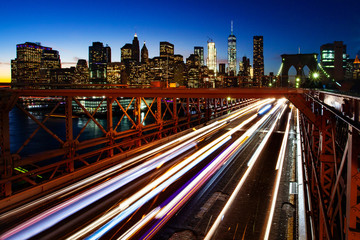 Fototapeta premium Ruchliwy ruch w Nowym Jorku, Manhattanie, Brooklyn Bridge