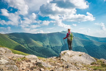 Naklejka premium Young woman hiking in the mountains
