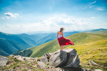 Obraz premium Young woman on the top of mountain
