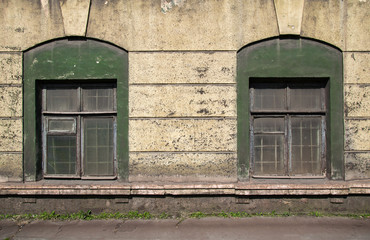 Fototapeta na wymiar Old damaged windows