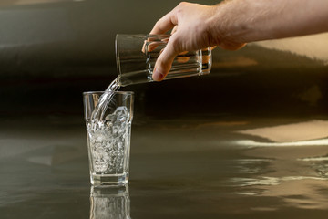 Wasserglas einschenken