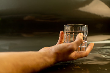 Wasserglas in hand