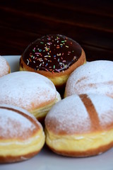 Berliner mit Schokolade, Marmelade und Vanille auf weißen und dunklen Hintergrund