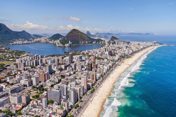 Rio de Janeiro, Brazilië, Luchtfoto van Ipanema Beach en Lagoa in de zomer