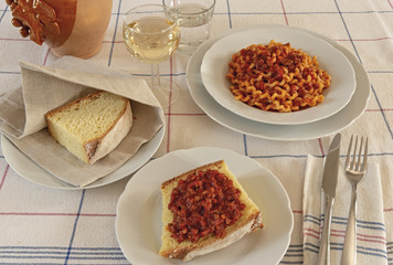 pasta lunga al ragù di carne con bruschetta dall'alto