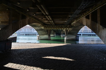 A lo largo del rio Rhone ,Ciudad de Lyon, Francia