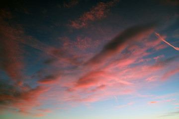 Cielo con nube cirrocumulo e bagliore crepuscolare
