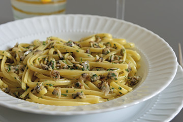 pasta lunga alle vongole sgusciate