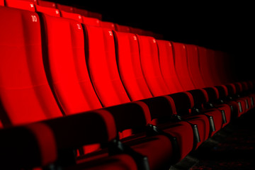 Sièges rouges de salle de cinéma