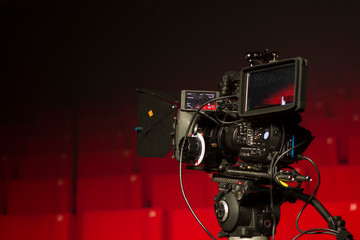 camera vidéo et sieges rouges de cinéma