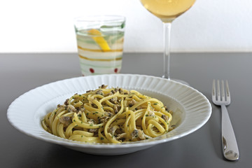 pasta lunga alle vongole sgusciate