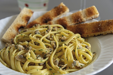 pasta lunga alle vongole sgusciate
