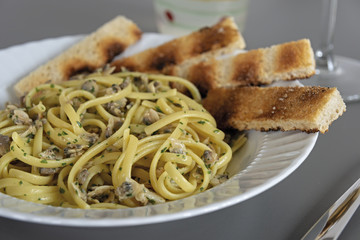 pasta lunga alle vongole sgusciate