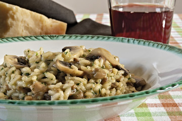 risotto ai funghi champignons primissimo piano piatto tagliato
