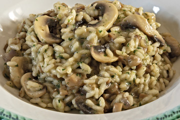 risotto ai funghi champignons fronte primissimo piano