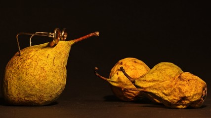 Birnenlehrer mit Brille und Schüler