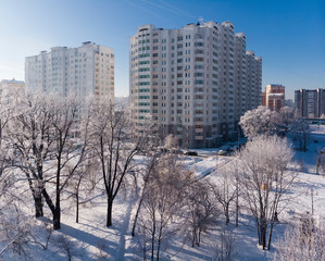 Obraz premium View of snow-covered city park on sunny day. Moscow, Russia