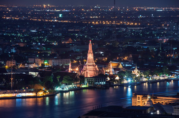 Fototapeta na wymiar Wat Arun public top view ay bangkok