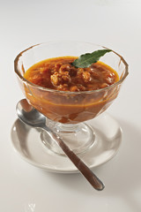 ragù di carne e pomodoro in ciotola di vetro e pasta cruda orizzontale da sopra