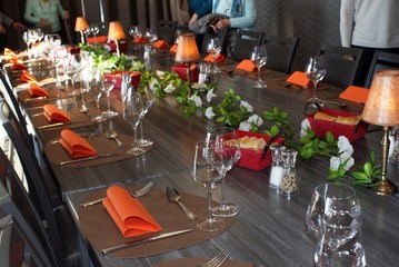 table dressée pour un repas convivial.