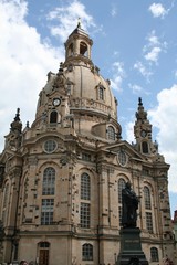 Fototapeta na wymiar Frauenkirche and Martin Luther statue in Dresden, Germany