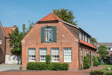 Fototapeta na wymiar Wohnhaus aus Backsteinen in Wittmund in Ostfriesland