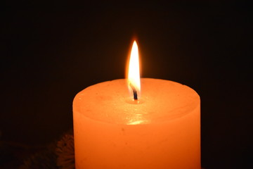 brennende Adventskranzkerze