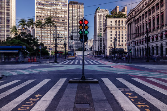 São Paulo, centro, com destaque para sinal de trânsito
