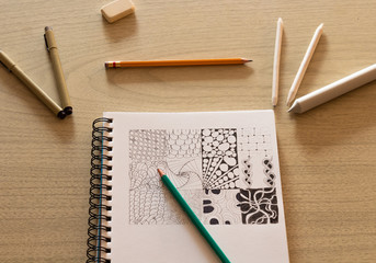 Trabajo de arte con colores para dibujar con bolígrafo a color en papel blanco sobre mesa