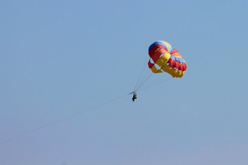 Gleitschirmflieger vor blauem Himmel