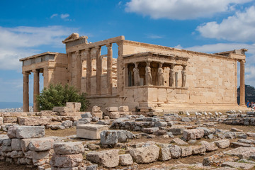 Fototapeta na wymiar Grèce - Athènes - Acropole - Érechthéion - Caryatides (plan rapproché)