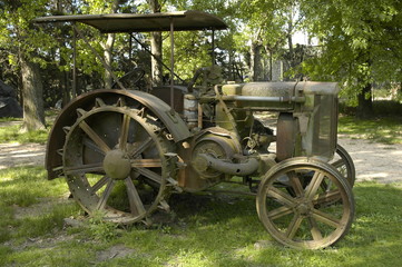 Obraz premium old tractor in the woods