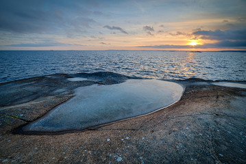 Naklejka premium Zachód słońca na skalistym wybrzeżu Szwecji