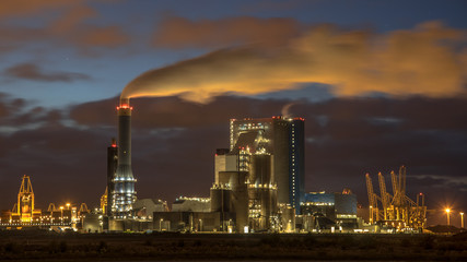 Naklejka premium Coal powered power plant at night
