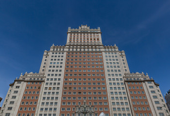 Fototapeta premium Edificio Espana facade view in Madrid. Edificio Espana is 117m tall and was once the tallest building in SpainEdificio Espana facade view in Madrid. Edificio Espana is 117m tall