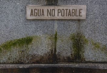 Water Poster not drinkable in Spanish in a stone fountain