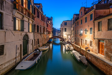 Fototapeta na wymiar Romantischer Kanal am Abend, Venedig, Italien