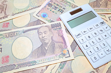 お金（一万円札）と電卓