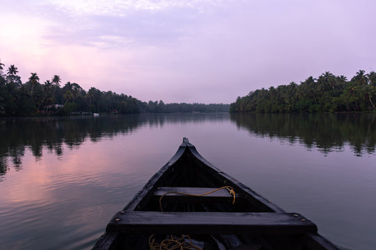 Lever de soleil sur les backwaters, Munroe Island, Kerala