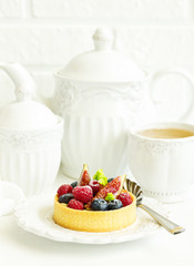 sand tartlet with berries.
