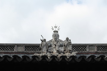 Fototapeta premium big close up a ornamentos distribuidos en la pagodas de viejos templos en China