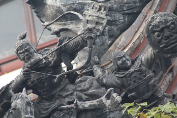 Fototapeta premium duże zbliżenie do ozdób rozprowadzanych w pagodach starych świątyń w Chinach