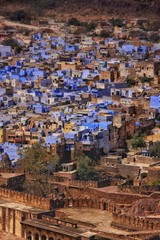 Obraz premium Vue sur la ville de Jodhpur ou aussi appelée la ville bleue depuis le Fort de Mehrangarh qui la surplomple